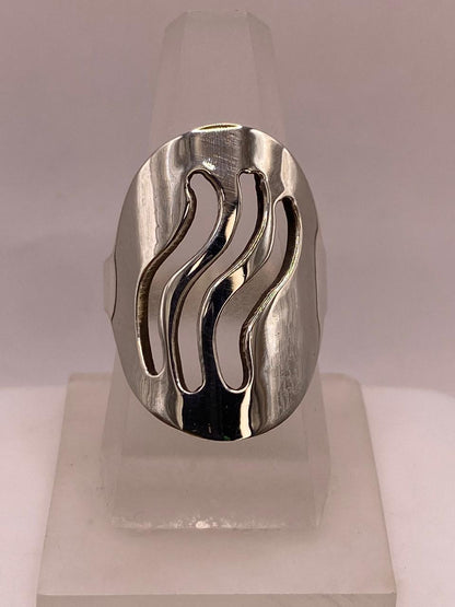 Anillo Artesanal en Plata con Ondas Caladas, vista de detalle