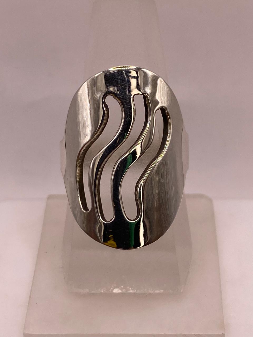 Anillo Artesanal en Plata con Ondas Caladas — ángulo diagonal