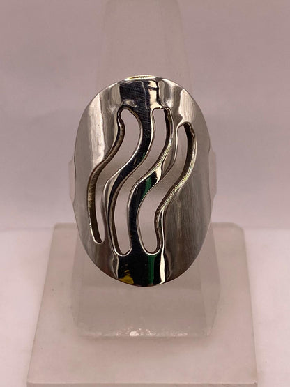 Anillo Artesanal en Plata con Ondas Caladas — ángulo diagonal
