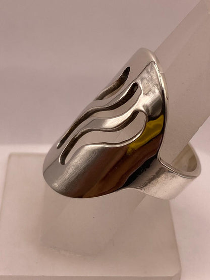 Anillo Artesanal en Plata con Ondas Caladas, vista lateral