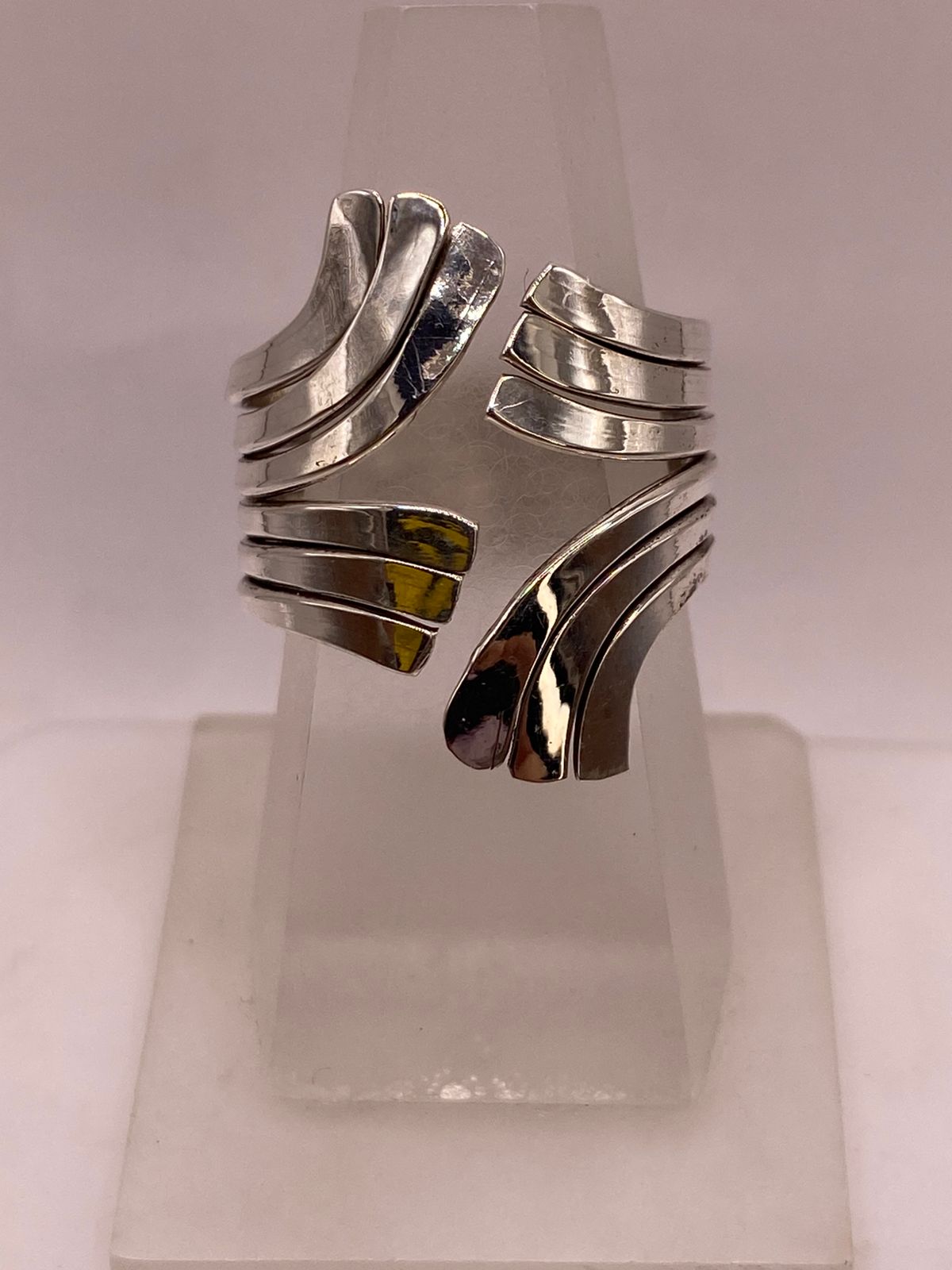 Anillo Artesanal en Plata con Ondas Entrecruzadas — ángulo diagonal