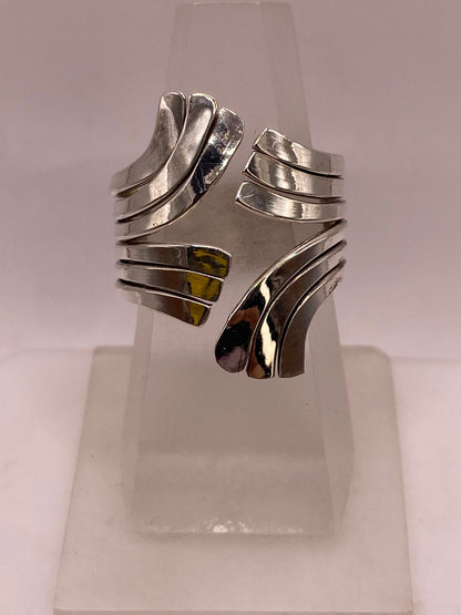 Anillo Artesanal en Plata con Ondas Entrecruzadas — ángulo diagonal