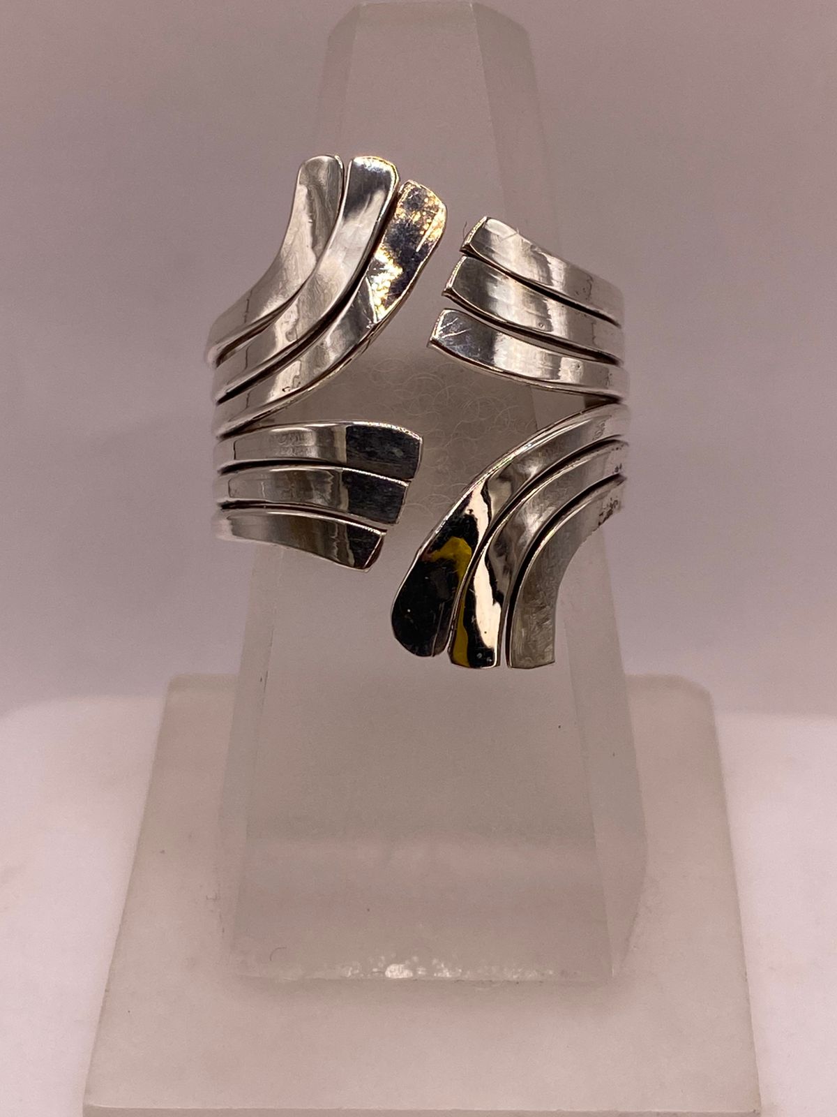 Anillo Artesanal en Plata con Ondas Entrecruzadas, vista lateral