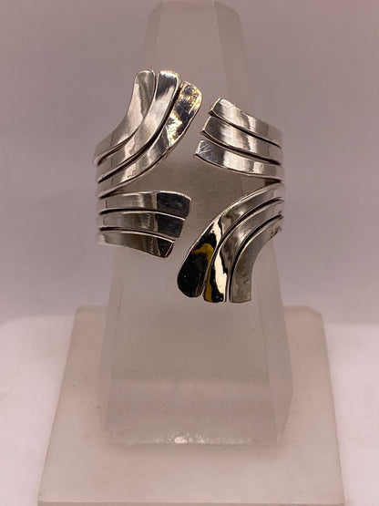 Anillo Artesanal en Plata con Ondas Entrecruzadas, vista lateral