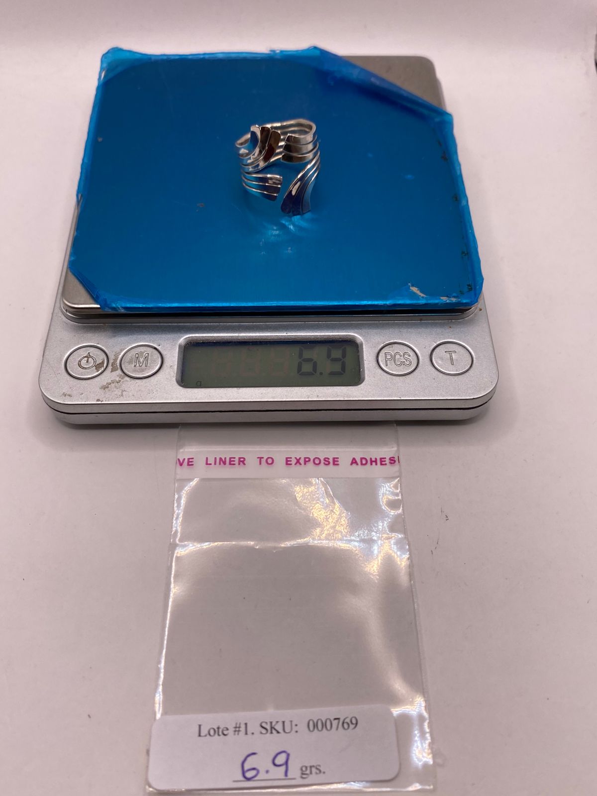 Anillo Artesanal en Plata con Ondas Entrecruzadas, peso en gramos (báscula)