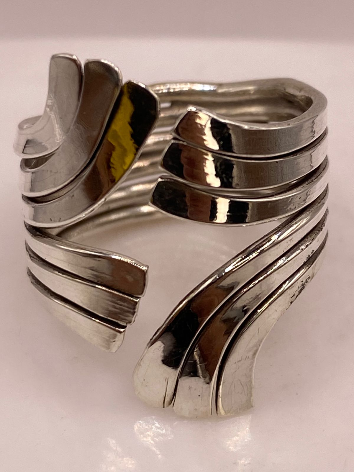 Anillo Artesanal en Plata con Ondas Entrecruzadas, sello de autenticidad Plata Ley .925