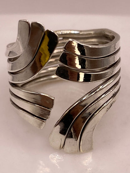 Anillo Artesanal en Plata con Ondas Entrecruzadas, sello de autenticidad Plata Ley .925