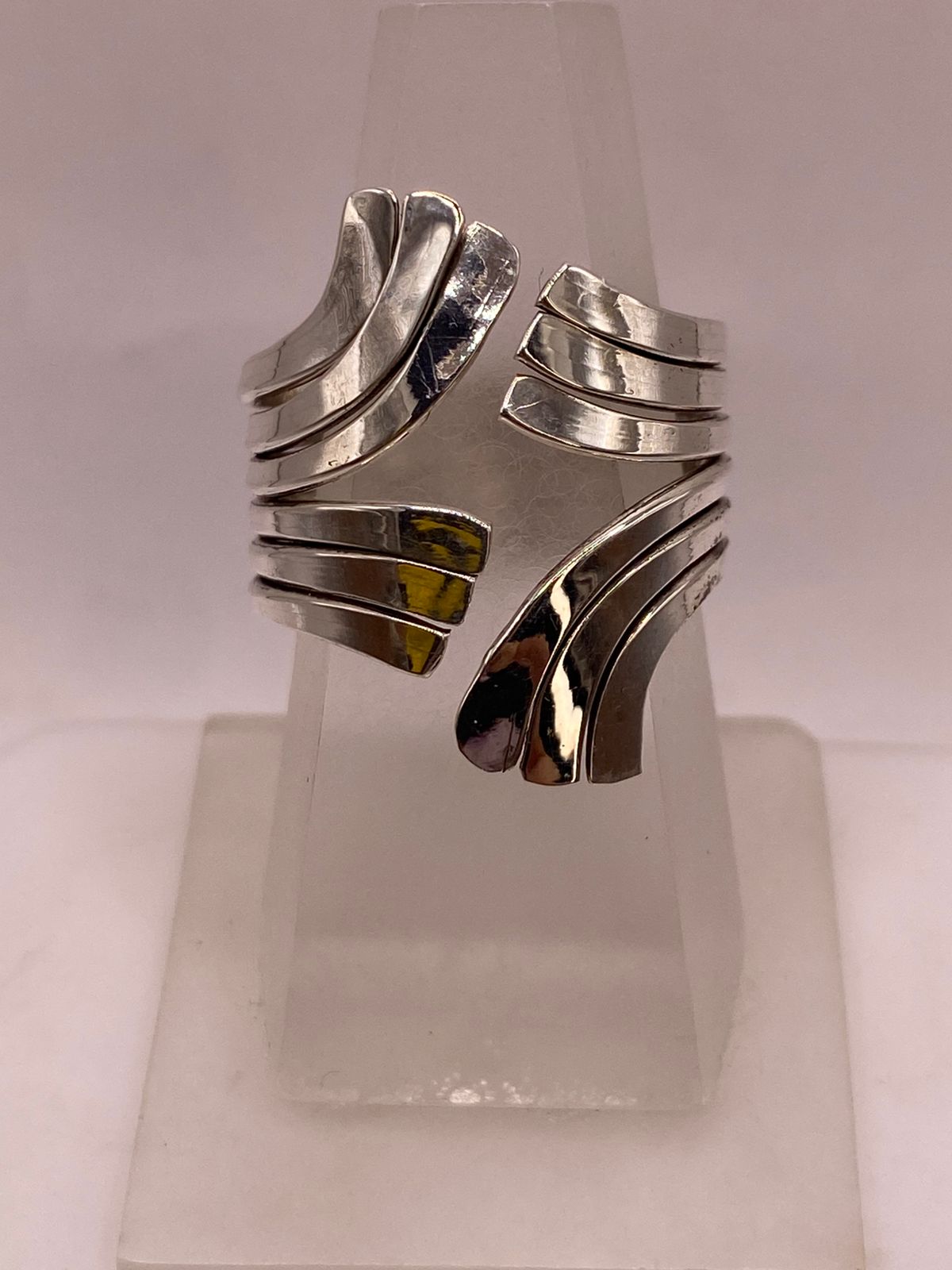 Anillo Artesanal en Plata con Ondas Entrecruzadas, vista de detalle