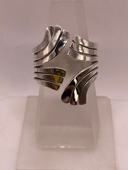Anillo Artesanal en Plata con Ondas Entrecruzadas, vista de detalle
