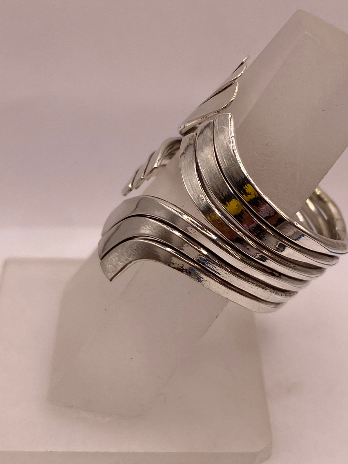 Anillo Artesanal en Plata con Ondas Entrecruzadas, vista frontal