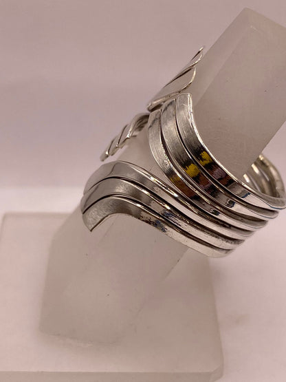Anillo Artesanal en Plata con Ondas Entrecruzadas, vista frontal
