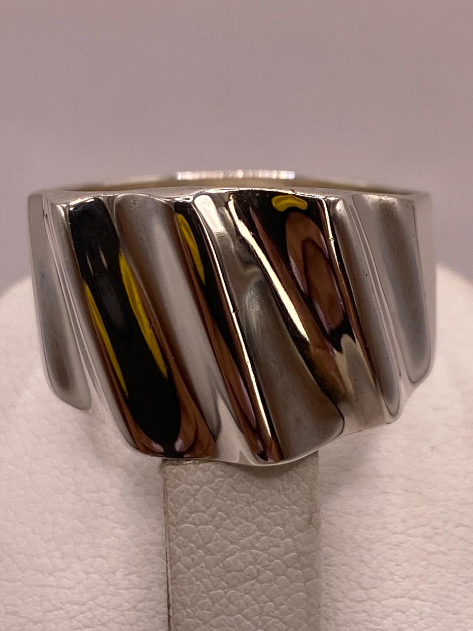 Anillo Artesanal en Plata con Ondas Verticales Pulidas, sello de autenticidad Plata Ley .925