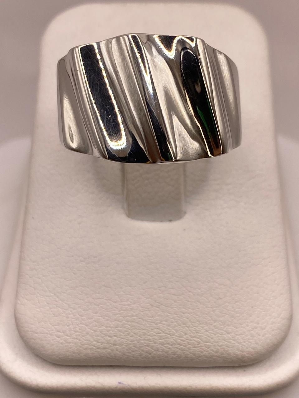 Anillo Artesanal en Plata con Ondas Verticales Pulidas, vista frontal