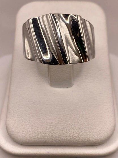 Anillo Artesanal en Plata con Ondas Verticales Pulidas, vista frontal