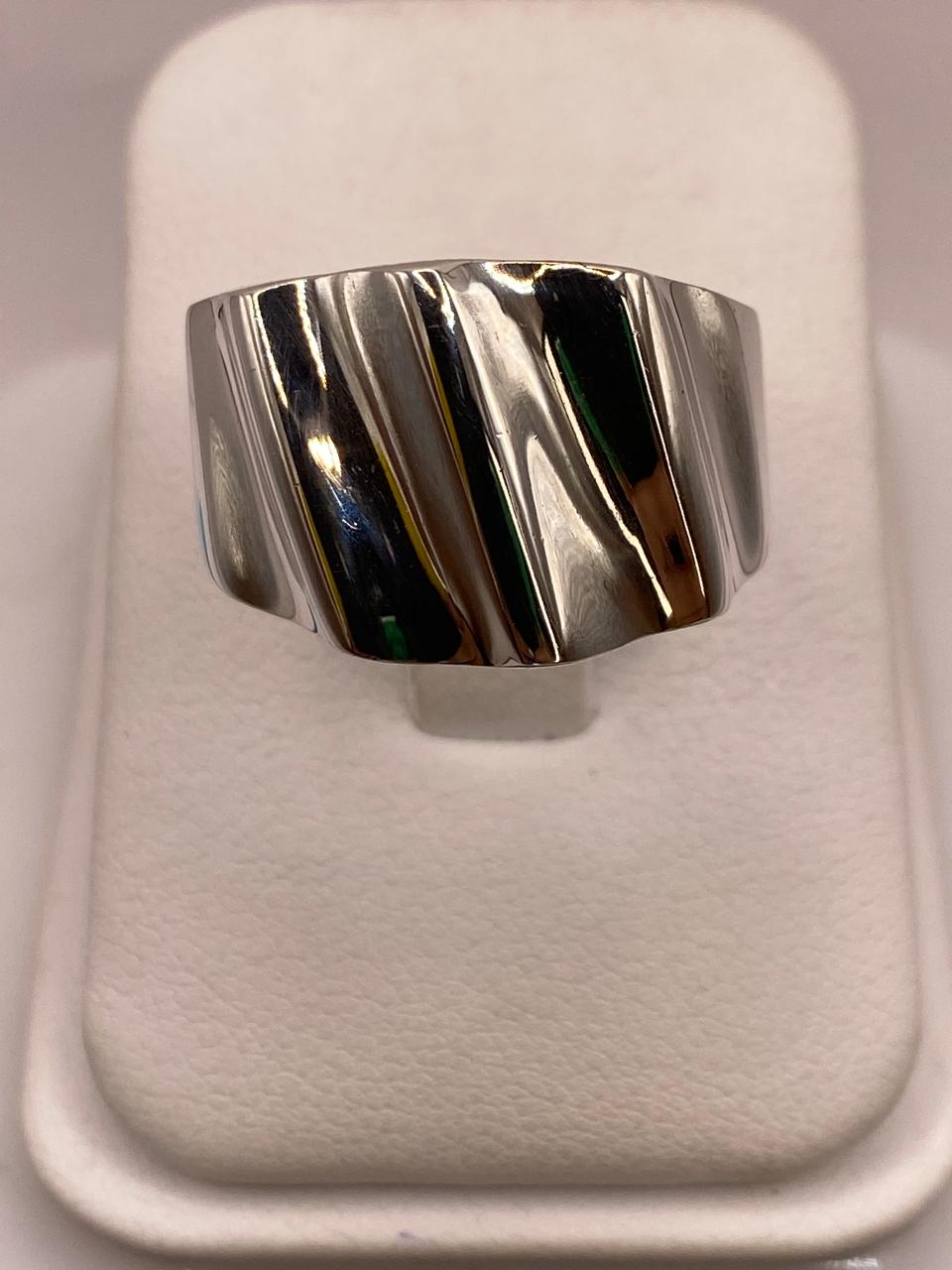 Anillo Artesanal en Plata con Ondas Verticales Pulidas — vista lateral