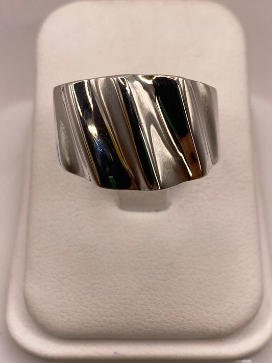 Anillo Artesanal en Plata con Ondas Verticales Pulidas — vista lateral