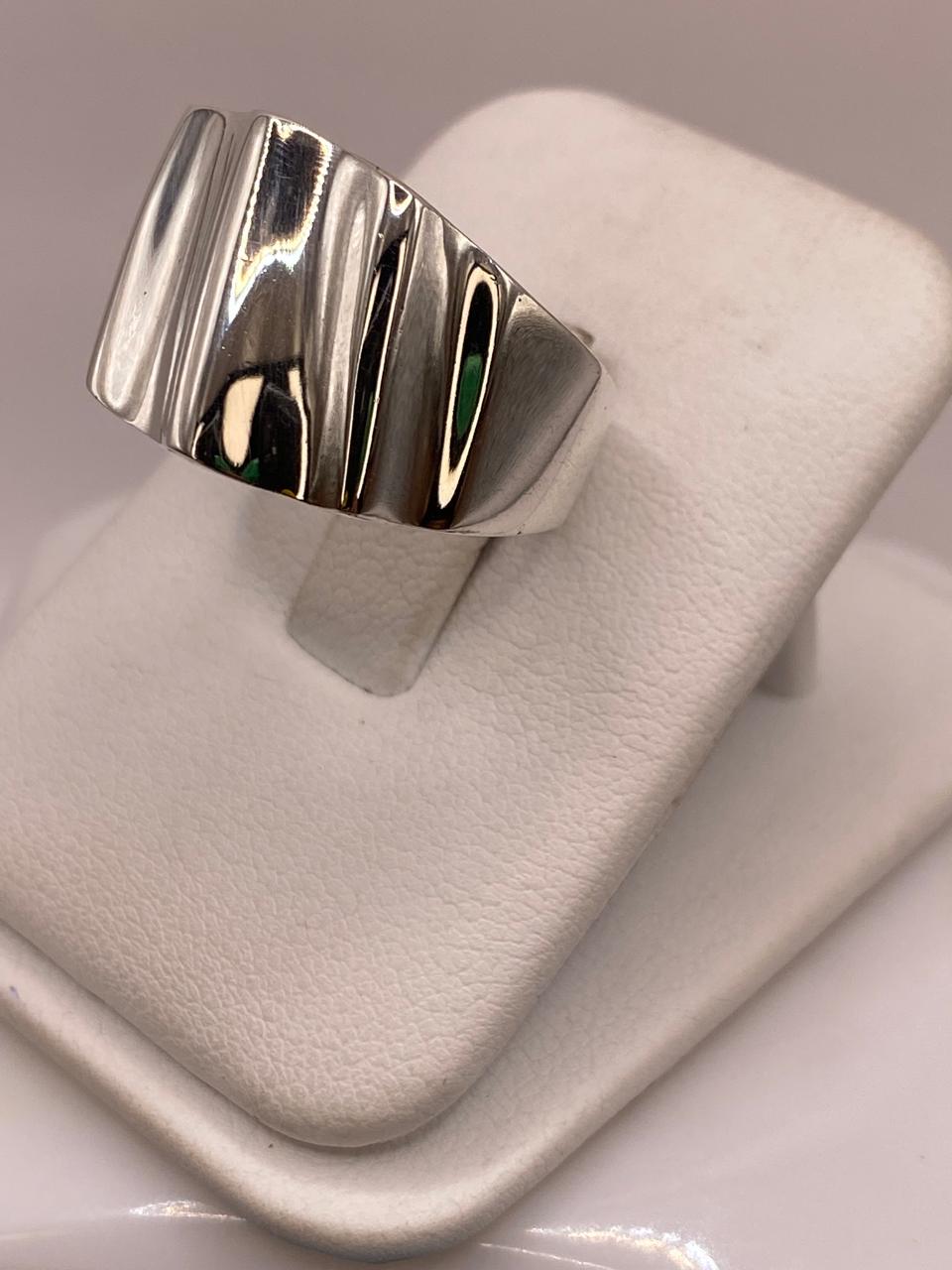 Anillo Artesanal en Plata con Ondas Verticales Pulidas, vista lateral