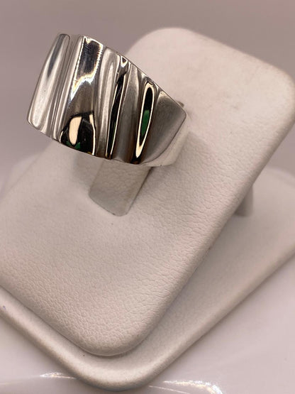 Anillo Artesanal en Plata con Ondas Verticales Pulidas, vista lateral