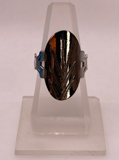 Anillo Artesanal en Plata con Óvalo Grabado y Laterales Calados — vista lateral