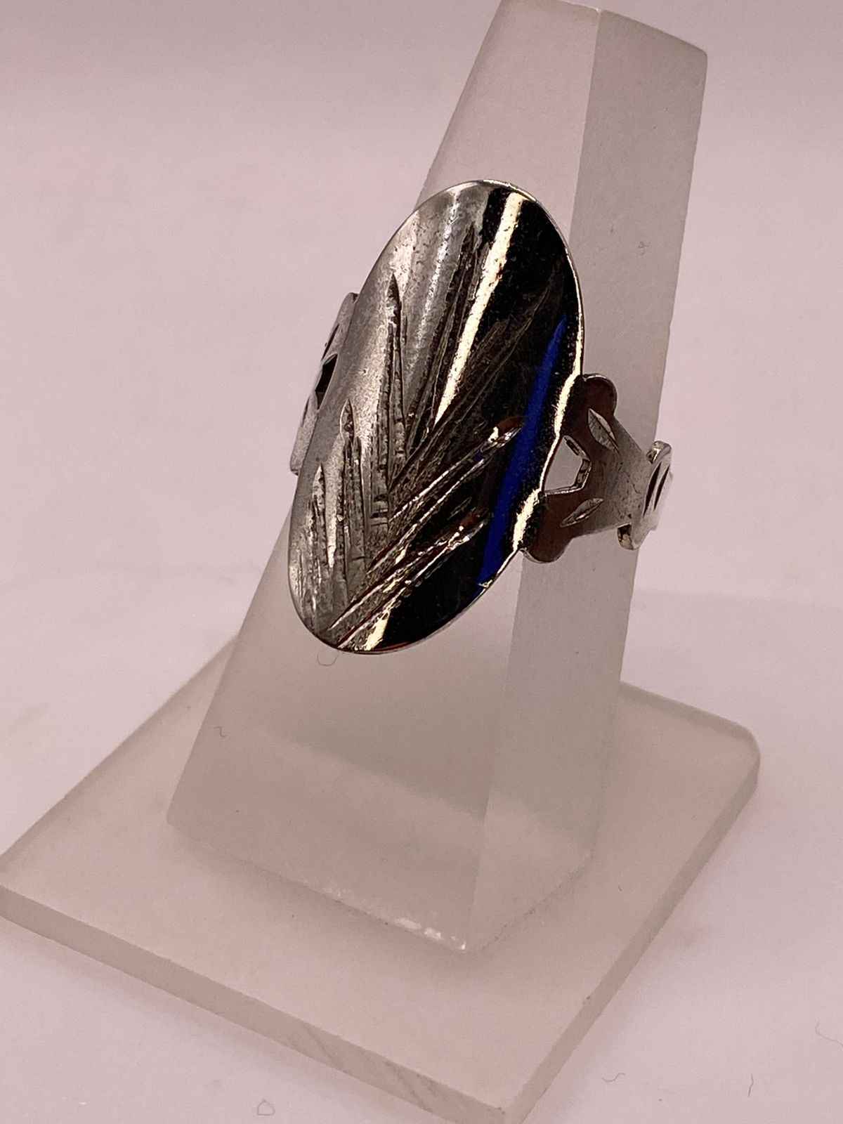Anillo Artesanal en Plata con Óvalo Grabado y Laterales Calados, vista frontal