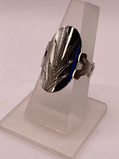 Anillo Artesanal en Plata con Óvalo Grabado y Laterales Calados, vista frontal