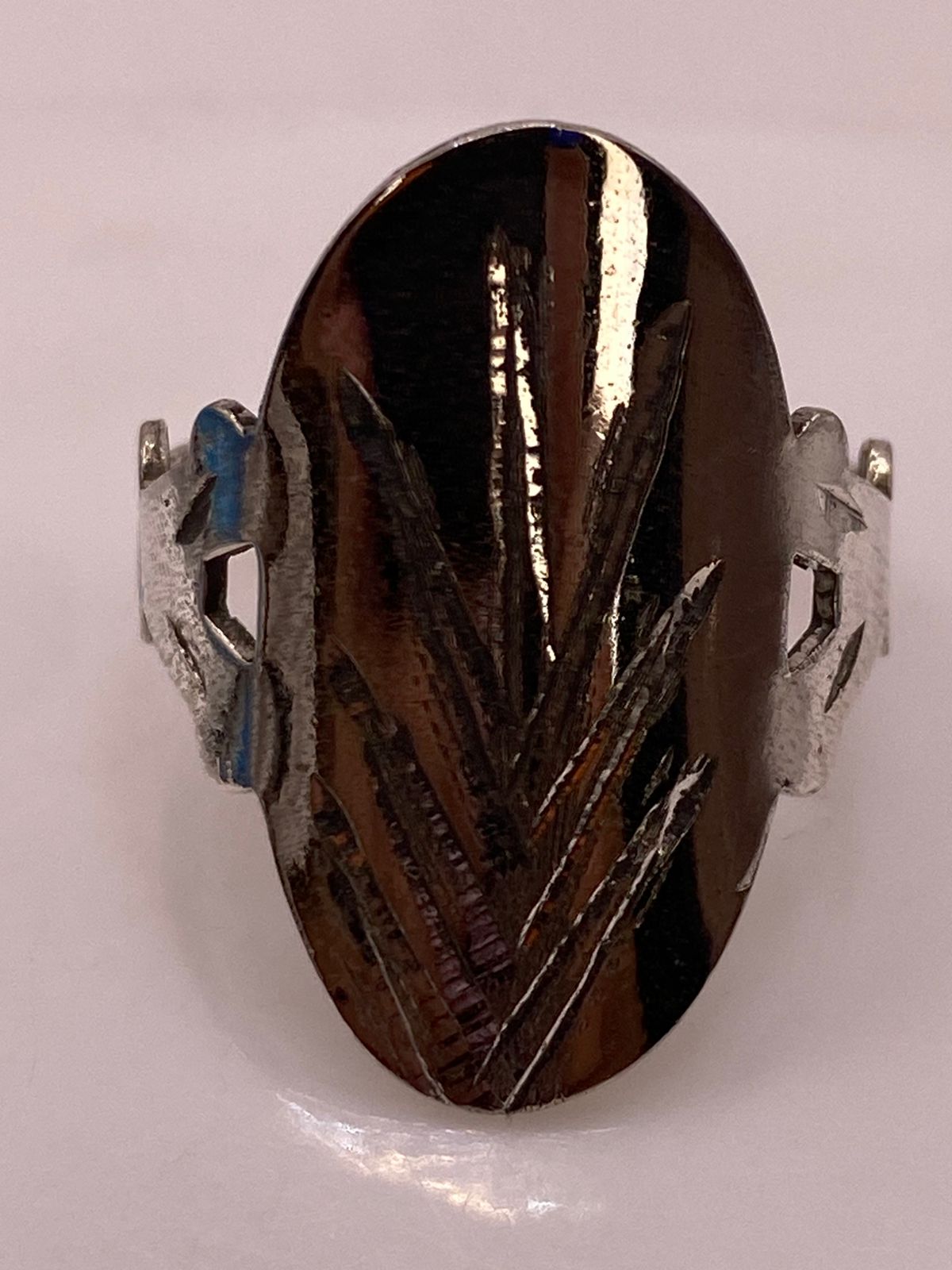 Anillo Artesanal en Plata con Óvalo Grabado y Laterales Calados, sello de autenticidad Plata Ley .925