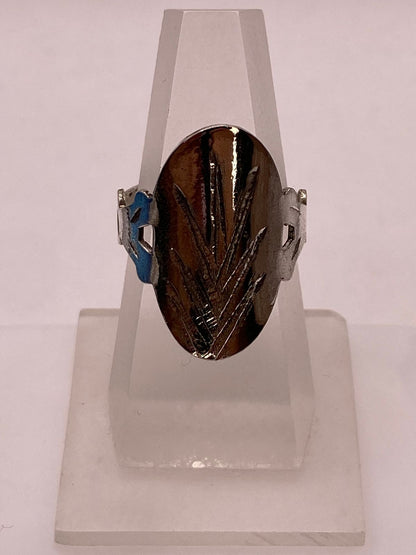 Anillo Artesanal en Plata con Óvalo Grabado y Laterales Calados, vista lateral