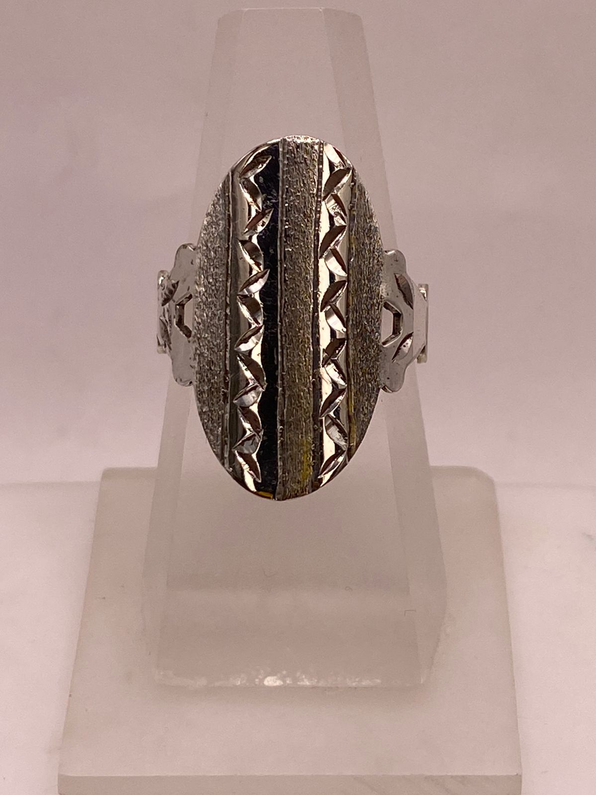 Anillo Artesanal en Plata con Óvalo Texturizado y Relieves Geométricos, vista frontal