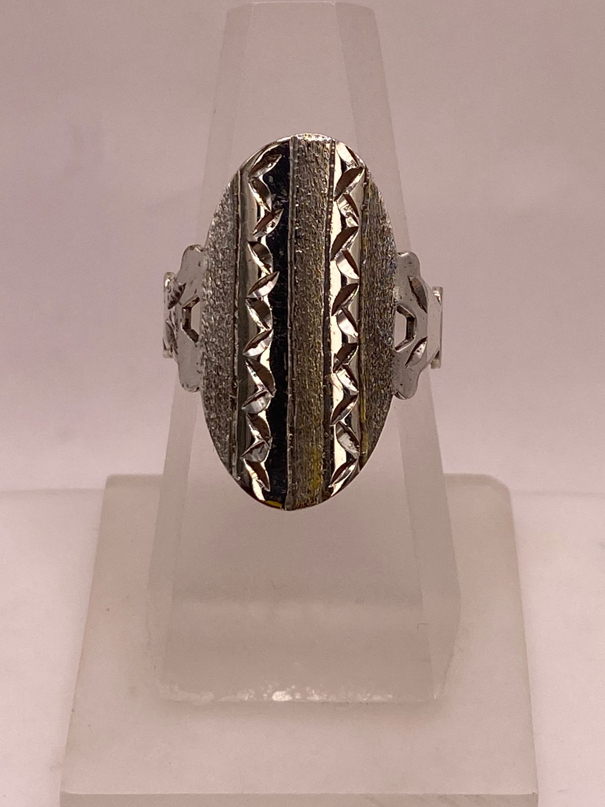 Anillo Artesanal en Plata con Óvalo Texturizado y Relieves Geométricos — vista lateral