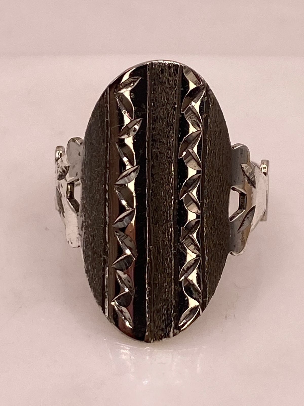 Anillo Artesanal en Plata con Óvalo Texturizado y Relieves Geométricos, vista lateral