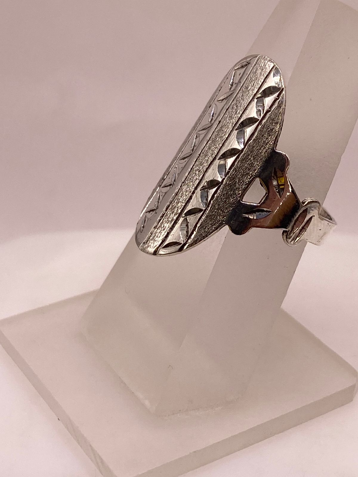 Anillo Artesanal en Plata con Óvalo Texturizado y Relieves Geométricos, sello de autenticidad Plata Ley .925