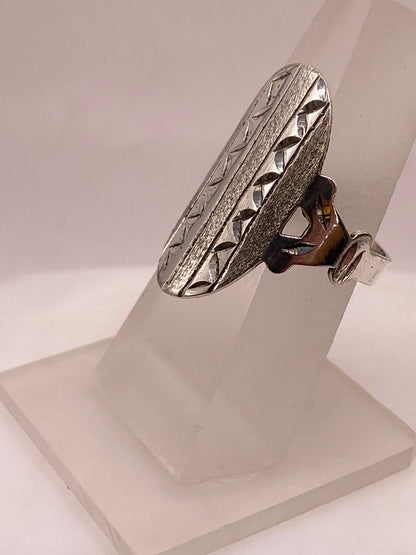Anillo Artesanal en Plata con Óvalo Texturizado y Relieves Geométricos, sello de autenticidad Plata Ley .925