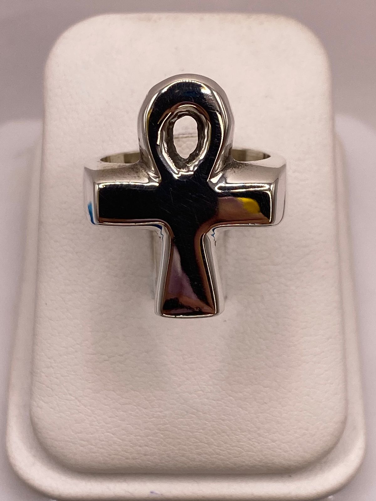 Anillo Artesanal en Plata con Símbolo Ankh Egipcio en báscula mostrando peso