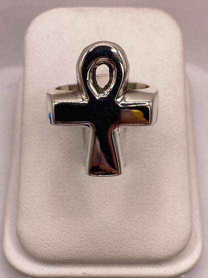 Anillo Artesanal en Plata con Símbolo Ankh Egipcio en báscula mostrando peso