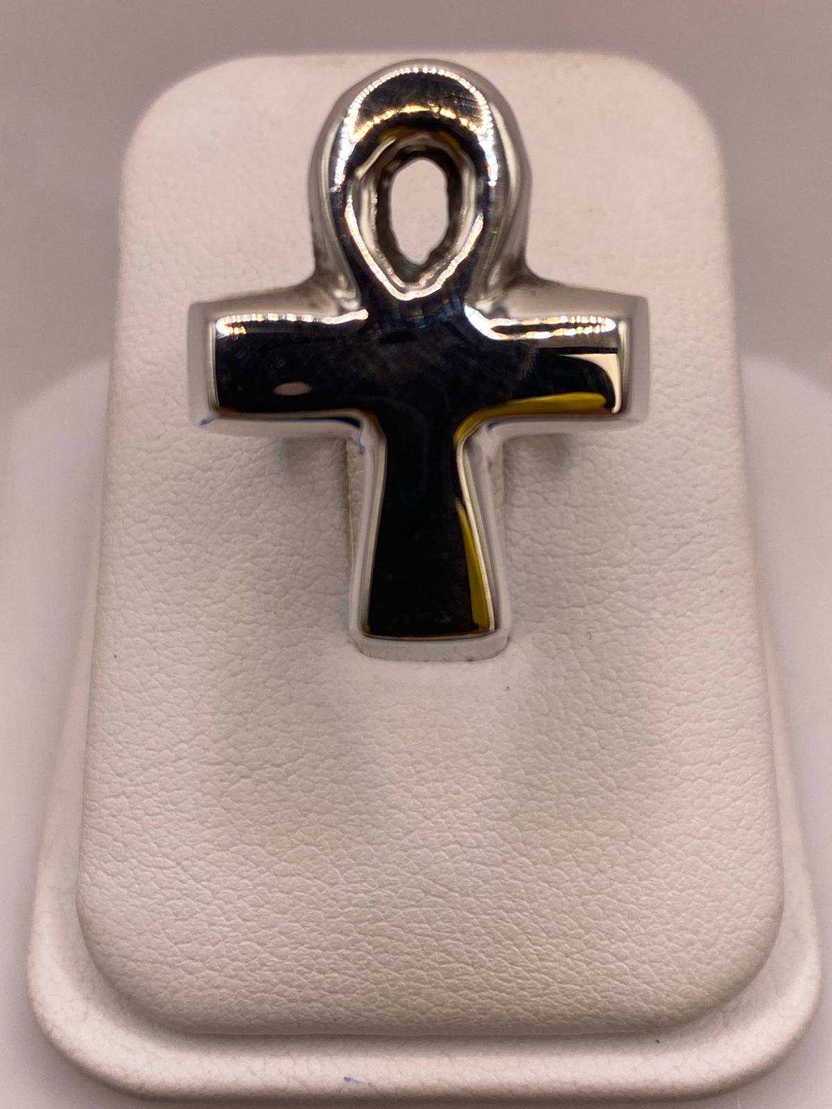 Anillo Artesanal en Plata con Símbolo Ankh Egipcio, vista lateral