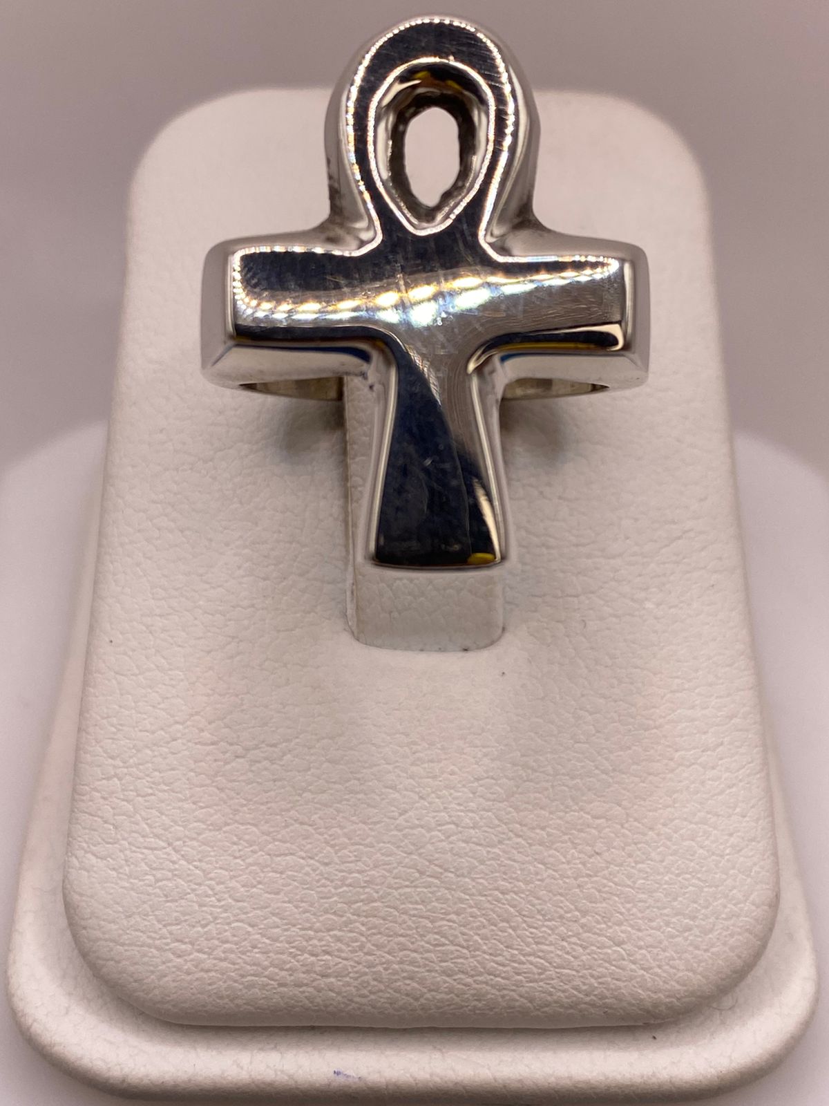 Anillo Artesanal en Plata con Símbolo Ankh Egipcio, vista de detalle