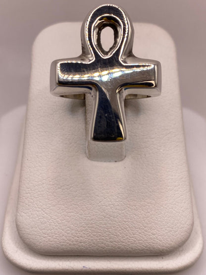 Anillo Artesanal en Plata con Símbolo Ankh Egipcio, vista de detalle