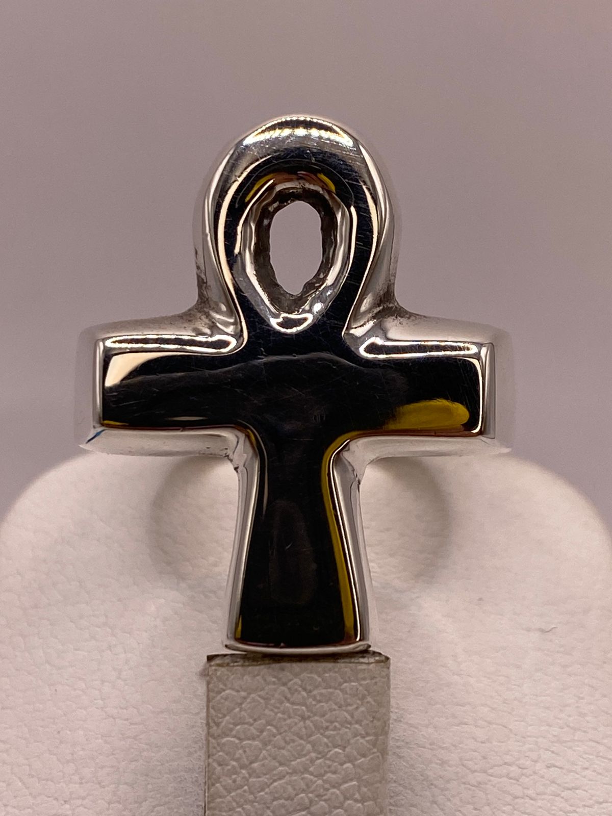 Anillo Artesanal en Plata con Símbolo Ankh Egipcio, vista superior