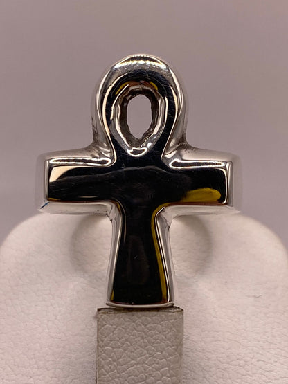 Anillo Artesanal en Plata con Símbolo Ankh Egipcio, vista superior