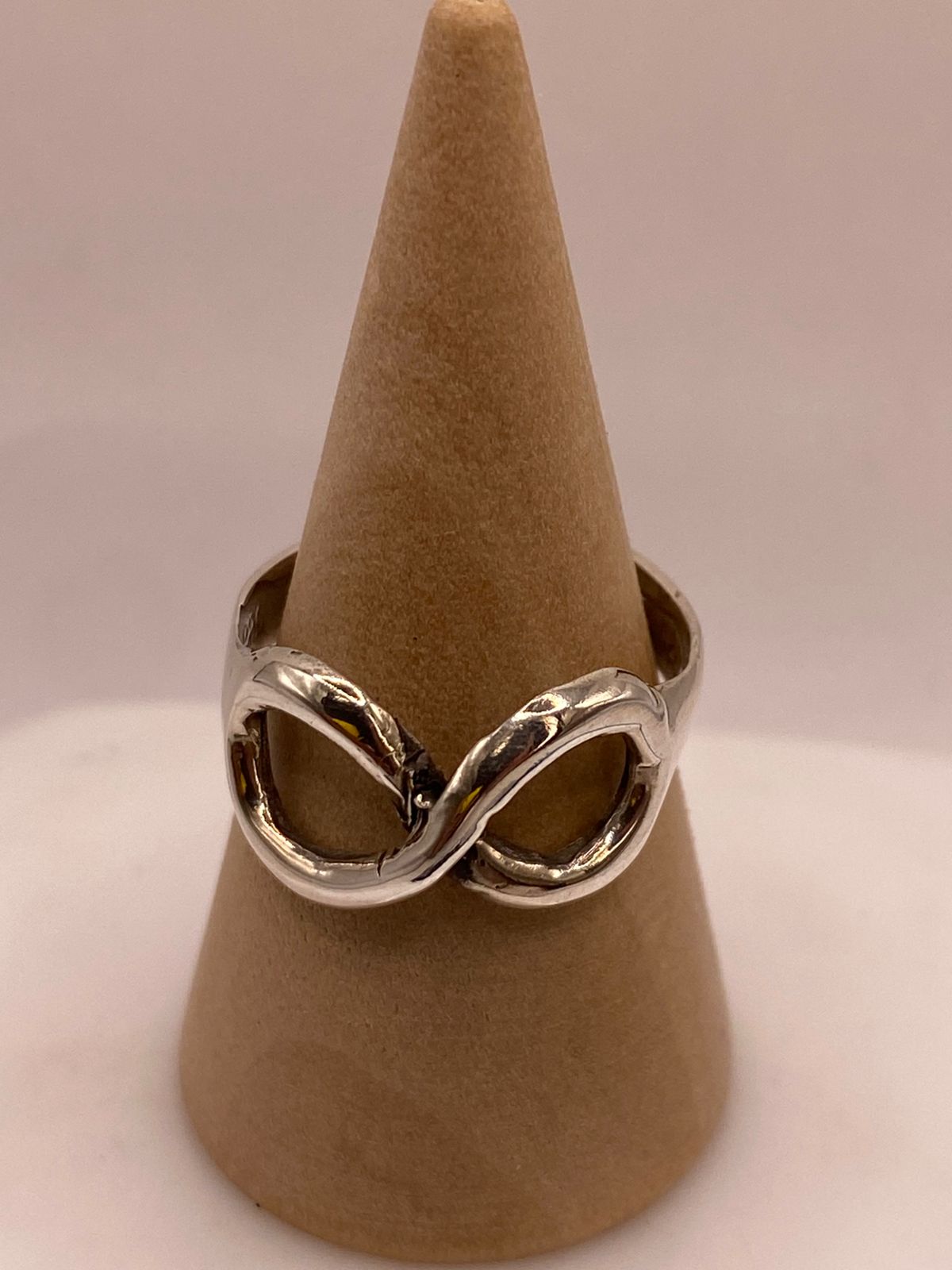 Anillo Artesanal en Plata con Símbolo del Infinito, vista frontal