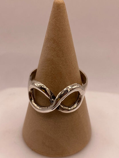 Anillo Artesanal en Plata con Símbolo del Infinito, vista frontal