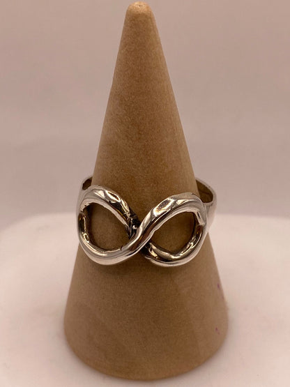 Anillo Artesanal en Plata con Símbolo del Infinito — ángulo diagonal