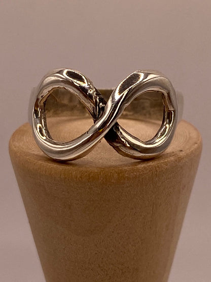 Anillo Artesanal en Plata con Símbolo del Infinito, vista lateral