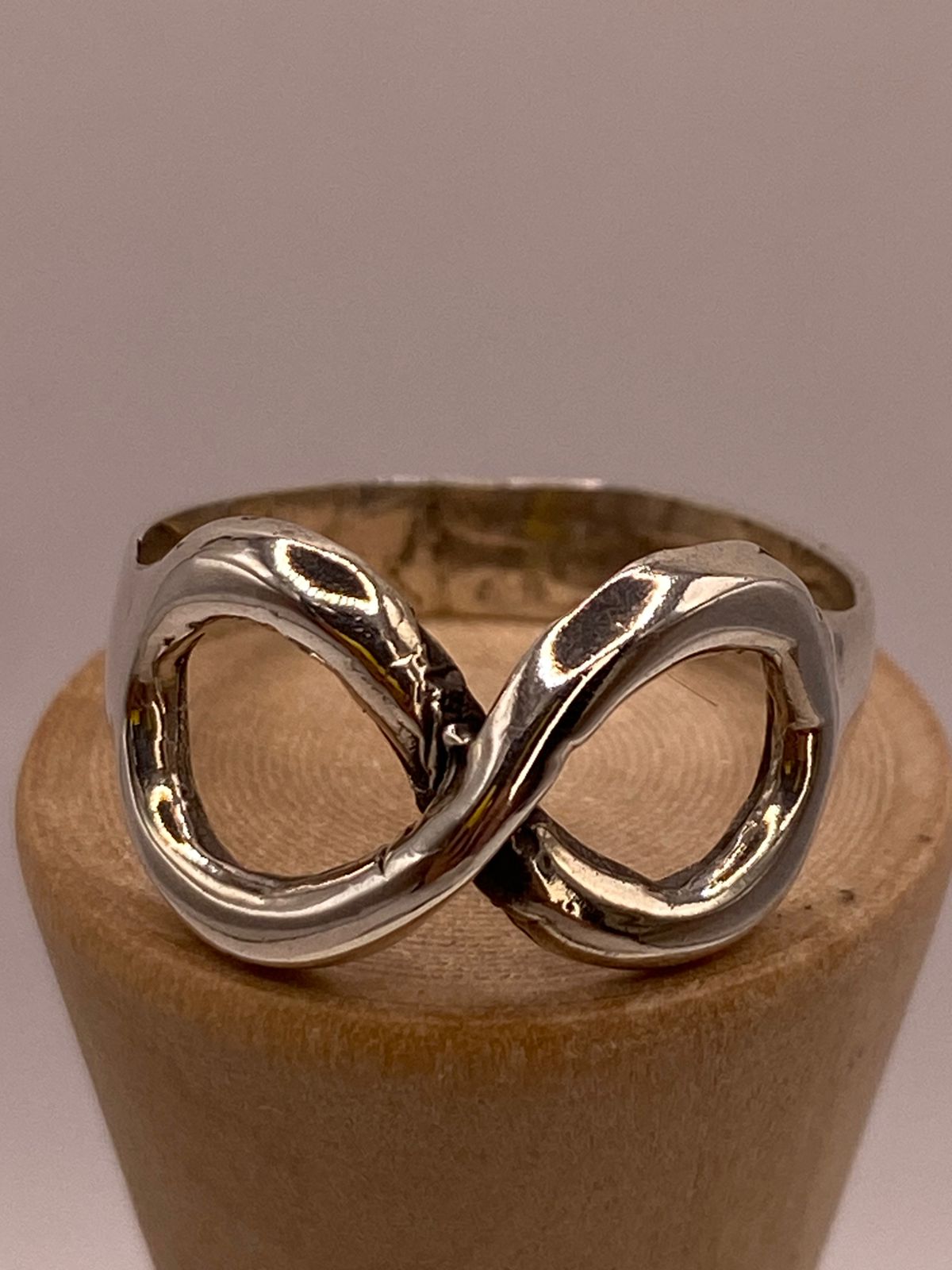 Anillo Artesanal en Plata con Símbolo del Infinito, vista de detalle