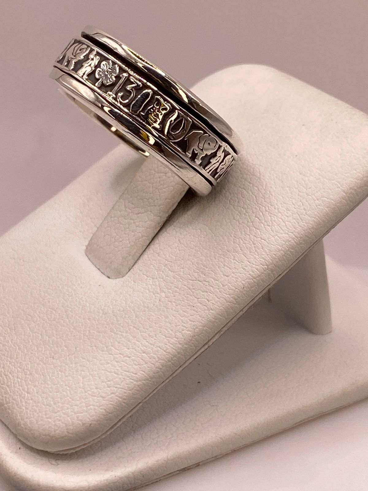 Anillo Artesanal en Plata con Símbolos de la Suerte, vista frontal