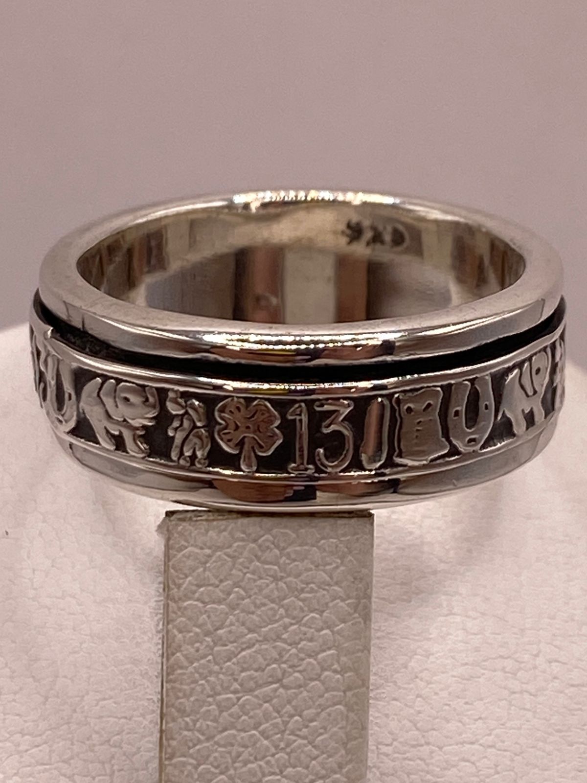Anillo Artesanal en Plata con Símbolos de la Suerte, sello de autenticidad Plata Ley .925
