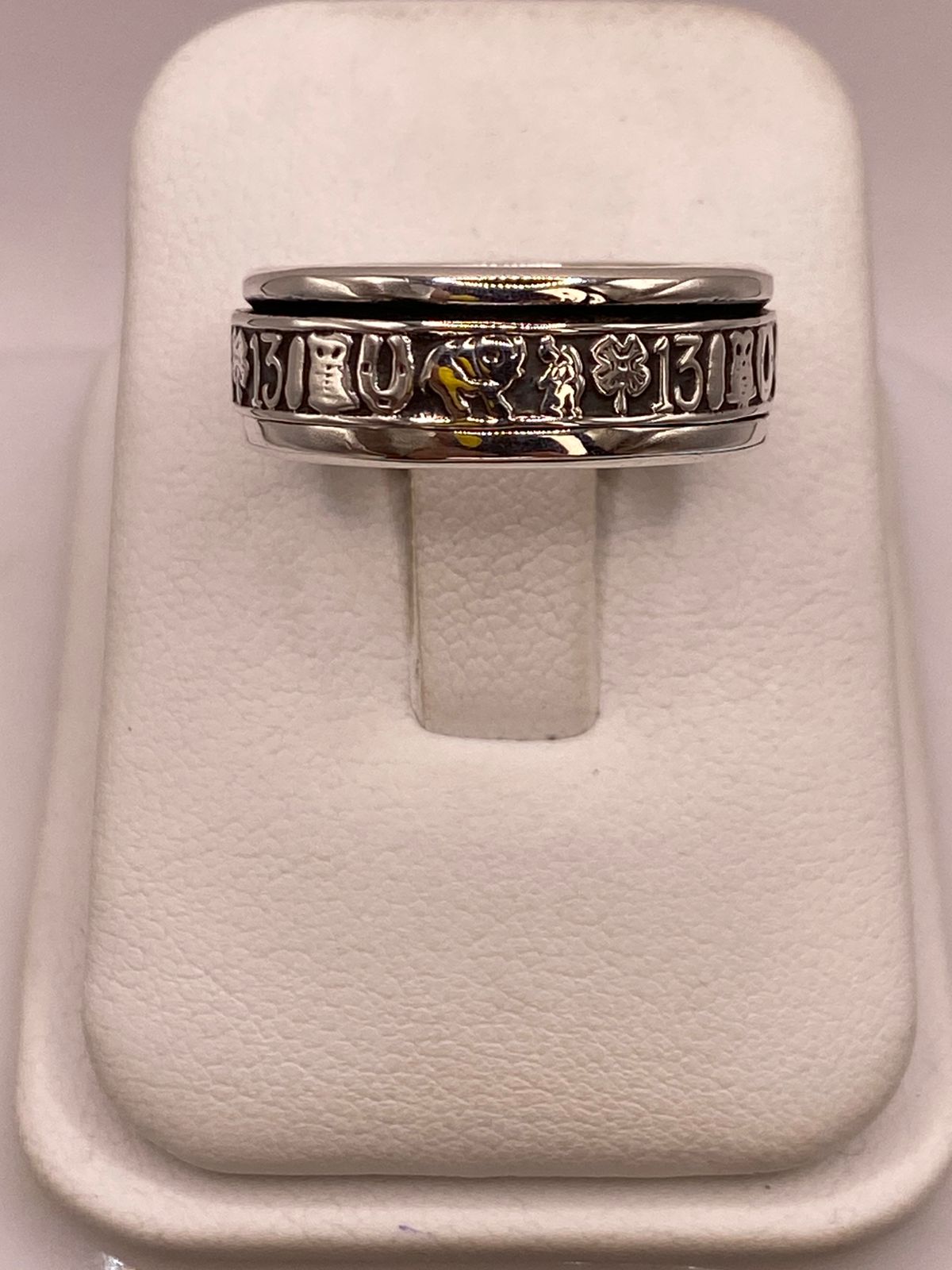 Anillo Artesanal en Plata con Símbolos de la Suerte — vista lateral