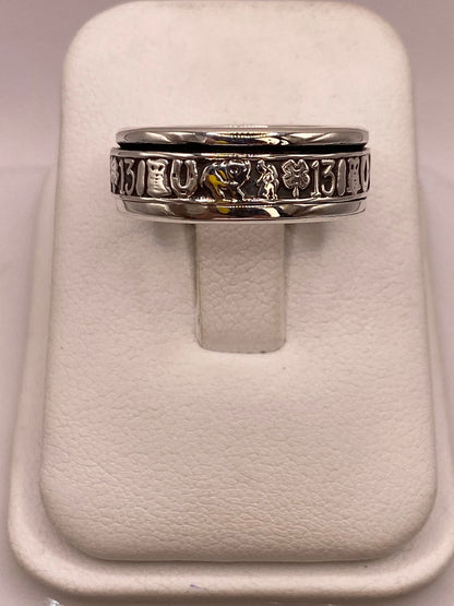 Anillo Artesanal en Plata con Símbolos de la Suerte — vista lateral