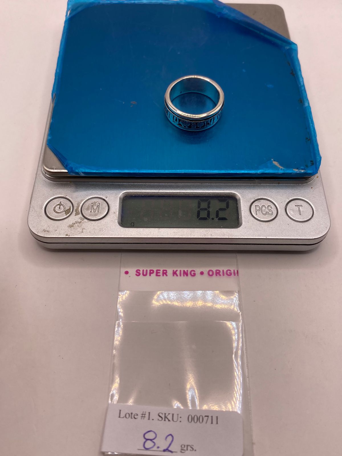 Anillo Artesanal en Plata con Símbolos de la Suerte, peso en gramos (báscula)