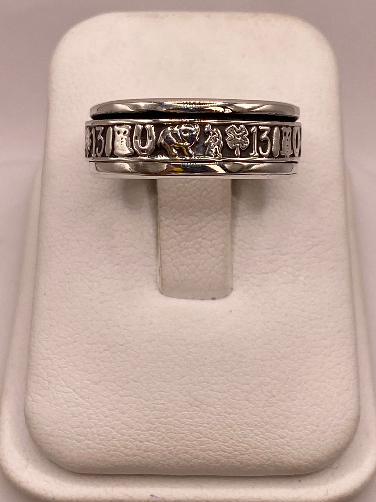 Anillo Artesanal en Plata con Símbolos de la Suerte, vista lateral